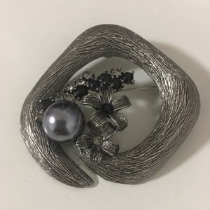 Decorative Brooch with Black Pearl